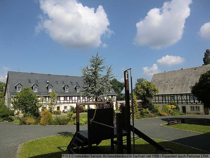 Blick vom Spielplatz auf Wohnanlage