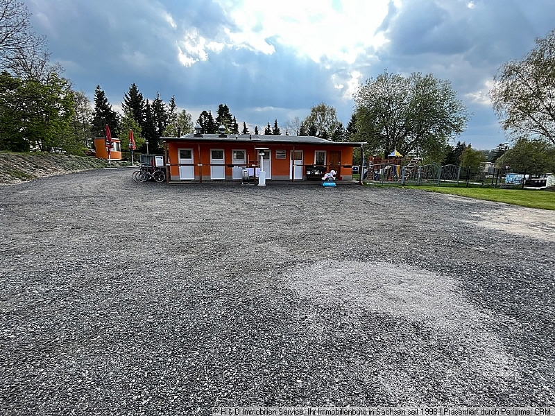 Blick vom Parkplatz auf Objekt